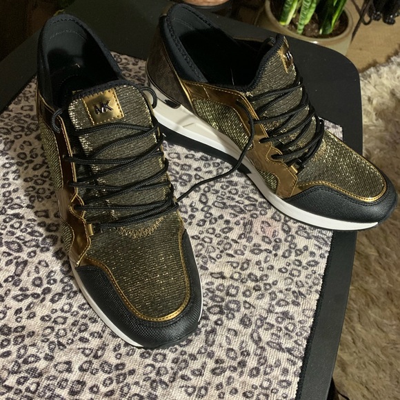 Shoes - Picture 3 of 4